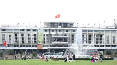 Khách tham quan Dinh Độc Lập đông đúc ngày cuối năm 
