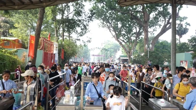 Xếp hàng dài vào Thảo cầm viên Sài Gòn ngày cuối năm. 