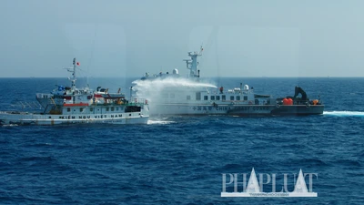 Chùm ảnh mới nhất: Tận mắt chứng kiến tàu Trung Quốc húc tàu Cảnh sát biển Việt Nam