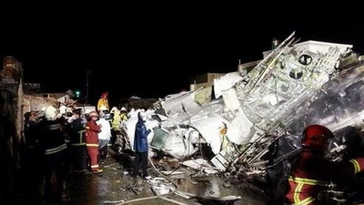 Máy bay ATR-72 của Đài Loan rơi trúng nhà dân, hơn 40 người thiệt mạng