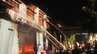 Hàng trăm lính cứu hỏa trắng đêm dập lửa ở công ty SamHo