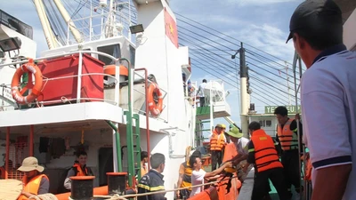 Tung hơn 100 người tìm kiếm nạn nhân vụ chìm tàu Hoàng Phúc 18