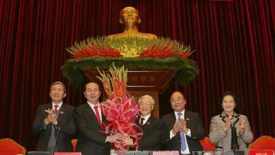 Đại biểu chúc mừng ông Nguyễn Phú Trọng tái đắc cử chức Tổng Bí thư