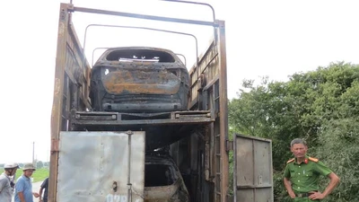 Xe đầu kéo bốc cháy, 2 ô tô con bị thiêu rụi hoàn toàn