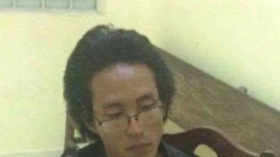 Bắt được kẻ điên cuồng chặt kính xe hơi ở Sài Gòn