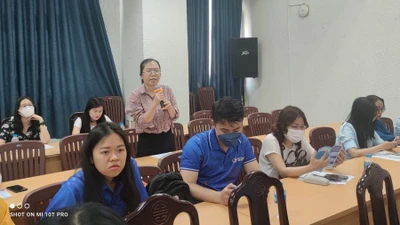 Đại diện doanh nghiệp đặt câu hỏi trong Hội nghị đối thoại doanh nghiệp với chủ đề “ những điểm mới của chính sách BHXH, BHYT trong năm 2023”. Ảnh: NGUYỄN HIỀN