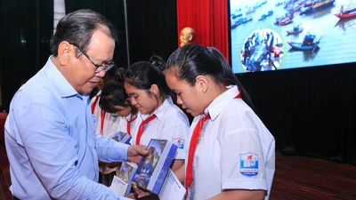 Toàn cảnh chương trình 'Cùng ngư dân thắp sáng đèn trên biển' tại Thanh Hoá