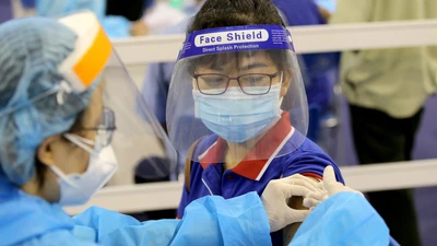 Tung tin giả về vaccine và hậu quả thật