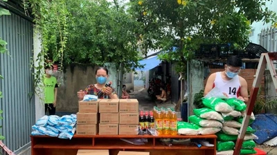 Ấm lòng từ những “chuyến xe, quầy hàng 0 đồng”