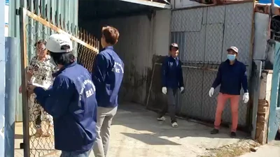 Người dân trong hẻm 803 Huỳnh Tấn Phát đang tháo dỡ các hạng mục để mở rộng hẻm.