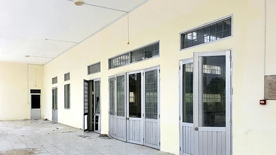 Nhiều hạng mục bị hư hỏng, nứt bể bên trong công trình Trung tâm văn hóa thị xã Long Mỹ.