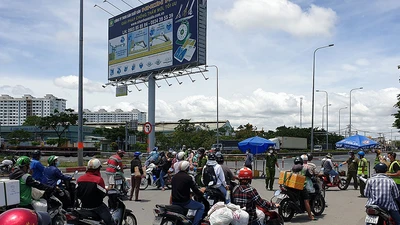 Khu vực chốt chặn trên quốc lộ 1 đoạn qua địa bàn xã Tân Kiên, huyện Bình Chánh tập trung khá đông người dân miền Tây đang tìm đường về quê.