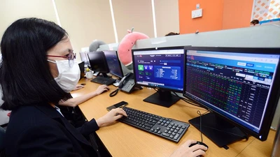 Hoạt động của thị trường vốn, chứng khoán cũng như giải pháp về xây dựng, phát triển thị trường tài chính lành mạnh, an toàn trong thời gian tới là một trong những vấn đề được quan tâm trong phiên chất vấn và trả lời chất vấn.