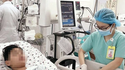 Bé trai 15 tuổi mắc sốt xuất huyết nặng từng có tiền sử mắc COVID-19 điều trị tại BV Nhi đồng Thành phố.