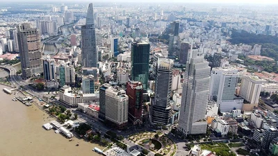 Khu đất vàng số 2-4-6 Hai Bà Trưng, quận 1, TP.HCM (góc bìa phải) dự định xây siêu khách sạn 6 sao vẫn là bãi cỏ hoang sau nhiều năm chuyển nhượng.