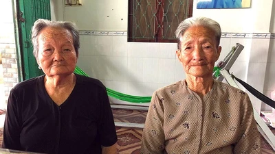Cụ Vinh (trái) và cụ Bê mong sớm được thi hành án để có tiền dưỡng già.