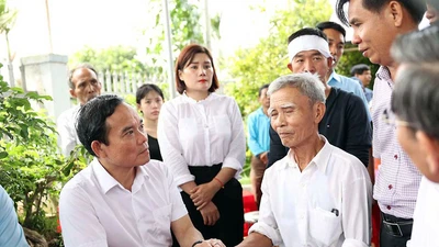 Phó Thủ tướng Trần Lưu Quang thăm hỏi gia đình ông Nguyễn Văn Dũng, Chủ tịch UBND xã Ea Tiêu, nạn nhân trong vụ nổ súng ở trụ sở Công an xã Ea Tiêu.