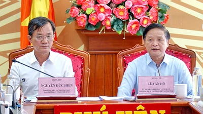 Ông Lê Tấn Hổ, Phó Chủ tịch thường trực UBND tỉnh Phú Yên (bên phải) và ông Nguyễn Đức Hiển, Phó Tổng Biên tập thường trực báo Pháp Luật TP.HCM, đồng chủ trì cuộc họp bàn về việc tổ chức Chương trình tại Phú Yên.