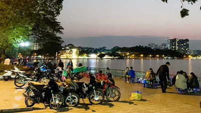 Vỉa hè ven hồ Tây bị lấn chiếm