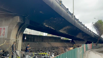 Đề nghị hạn chế trọng tải xe qua cầu Vĩnh Tuy sau vụ cháy bãi xe dưới gầm cầu