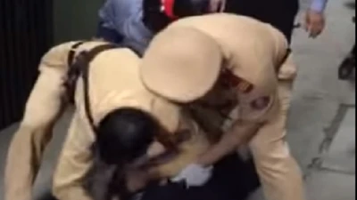 Clip cảnh sát giao thông truy đuổi, quật ngã tên trộm xe 