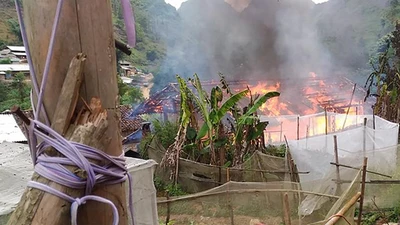 Nhà trưởng thôn bị cháy, cháy luôn cả tiền hộ nghèo
