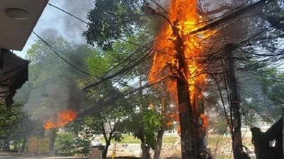Hà Nội: Cột điện bất ngờ bốc cháy ngùn ngụt giữa trời nắng gắt