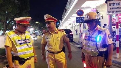 Cận cảnh áo và gậy đèn LED nhập từ Hong Kong của CSGT Hà Nội