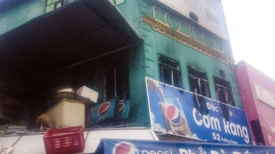 Quán cơm bùng cháy dữ dội, 1 người bị bỏng