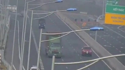 Kinh hãi taxi lao như bay, ngược chiều trên cao tốc 