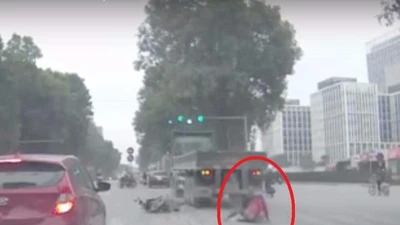 Bị container cuốn vào gầm,cô gái may mắn thoát chết