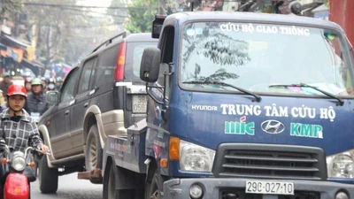 Công an Hà Nội cẩu xe, phạt người vứt rác trên vỉa hè