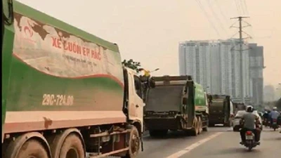 4 xe chở rác chạy vô làn xe buýt nhanh