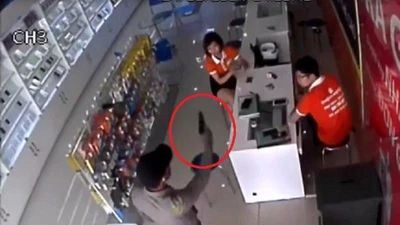 Tin mới nhất vụ nghi dùng súng cướp cửa hàng điện thoại