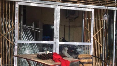 20 côn đồ lao vào phá nhà, chém người