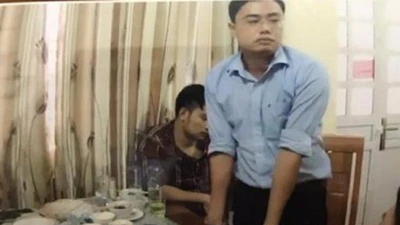 Bắt một nhà báo nhận tiền doanh nghiệp