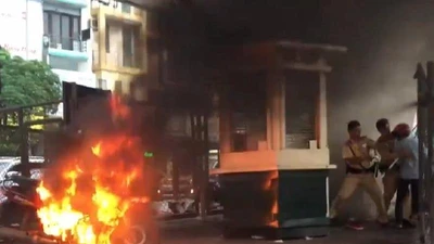 Bị CSGT xử phạt, đốt luôn xe máy