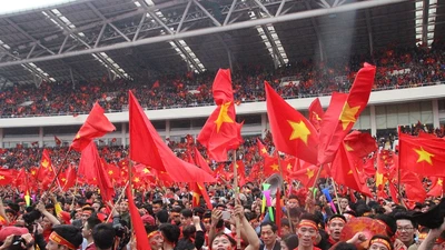 70.000 CĐV hát mừng sinh nhật thủ môn Bùi Tiến Dũng