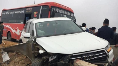 Tai nạn liên hoàn trên cao tốc, xe Audi bị tông nát 