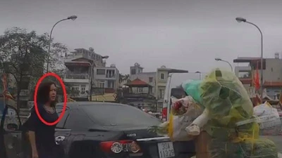 Nữ tài xế quay ô tô trên cầu hẹp, chửi người đi đường