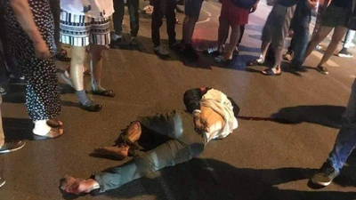 Ô tô tông xe máy, kéo lê nạn nhân trên đường phố Hà Nội