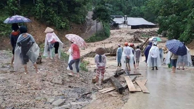 Lao ra dòng lũ cứu người, phó bí thư xã bị nước cuốn 