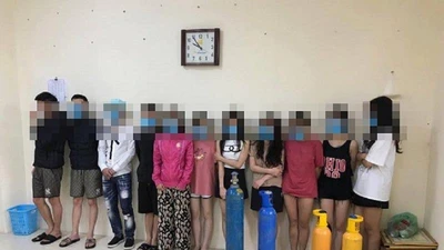 Bất chấp lệnh cấm, quán karaoke cho 11 nam nữ vào bay lắc