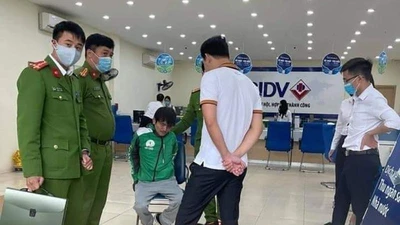 Mang vật giống súng xông vào cướp ngân hàng giữa trưa