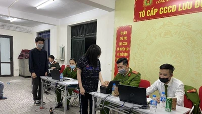 Công an Hà Nội làm thủ tục cấp CCCD gắn chíp cho người dân. Ảnh: UYÊN TRANG