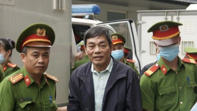Bị cáo trong đại án gang thép Thái Nguyên được áp giải tới tòa