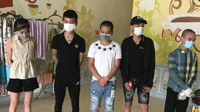 5 nam nữ rủ nhau vào nhà nghỉ giữa dịch COVID-19, bị phạt 75 triệu đồng