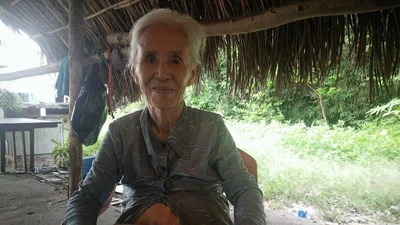 Cụ bà lạc đường, đang tìm người thân ở TP.HCM