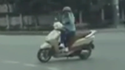 'Ninja Lead' vô tư dừng xe ngay giao lộ nghe điện thoại