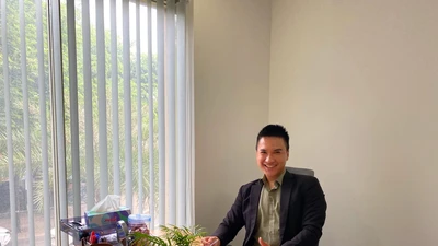 Tác giả đang ở nơi làm việc của mình. Ảnh: NVCC